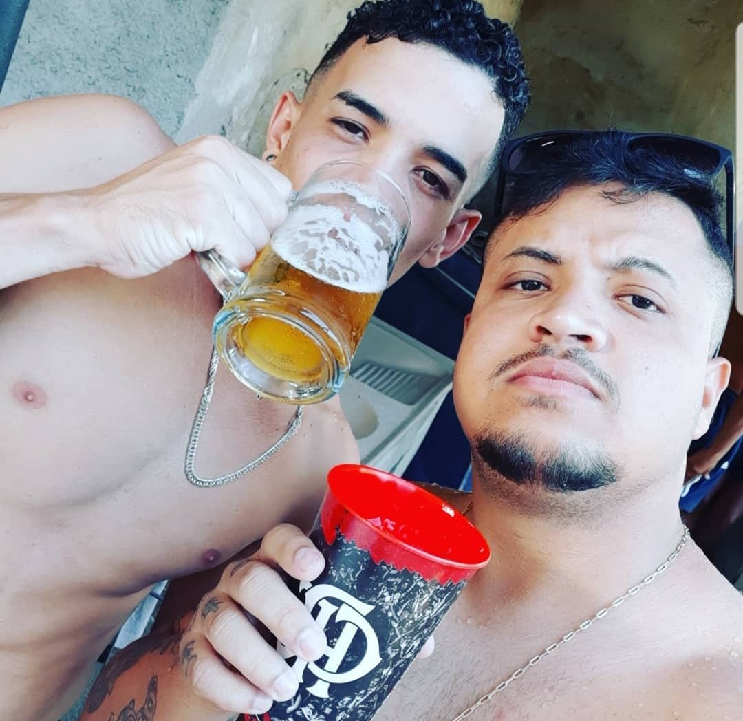 caioreisrj014's tweet photo. MEU ETERNO AMIGO MAXWELL, UM IRMÃO QUE A VIDA ME DEU, PADRINHO DA MINHA FILHA, HOJE FOI MORAR COM DEUS, EU NÃO SEI COMO VOU SUSTENTAR ESSA REALIDADE, A FICHA NÃO CAI, TE AMAREI P SEMPRE MEU IRMÃO 😭😭😭😭🥀🥀🥀🥀 https://t.co/SvXqtDcMhN