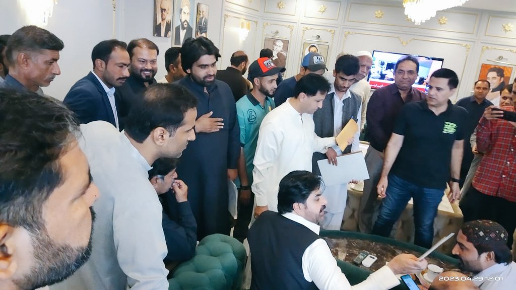 zainnoonari786's tweet photo. آج داؤد  انجینئرنگ یونیورسٹی کے کنٹریکٹ ایمپلائیذ کی ملاقات   وزیر بلدیات سندھ قابل احترام   ناصر حسین شاہ صاحب سے ہوئی  اور انہوں نے کنٹریکٹ ایمپلائز کے مسائل سنے ۰
#Cmsindh @BBhuttoZardari @MuradAliShahPPP
#regulariseDUETEmployees https://t.co/vgNrwyGGLr