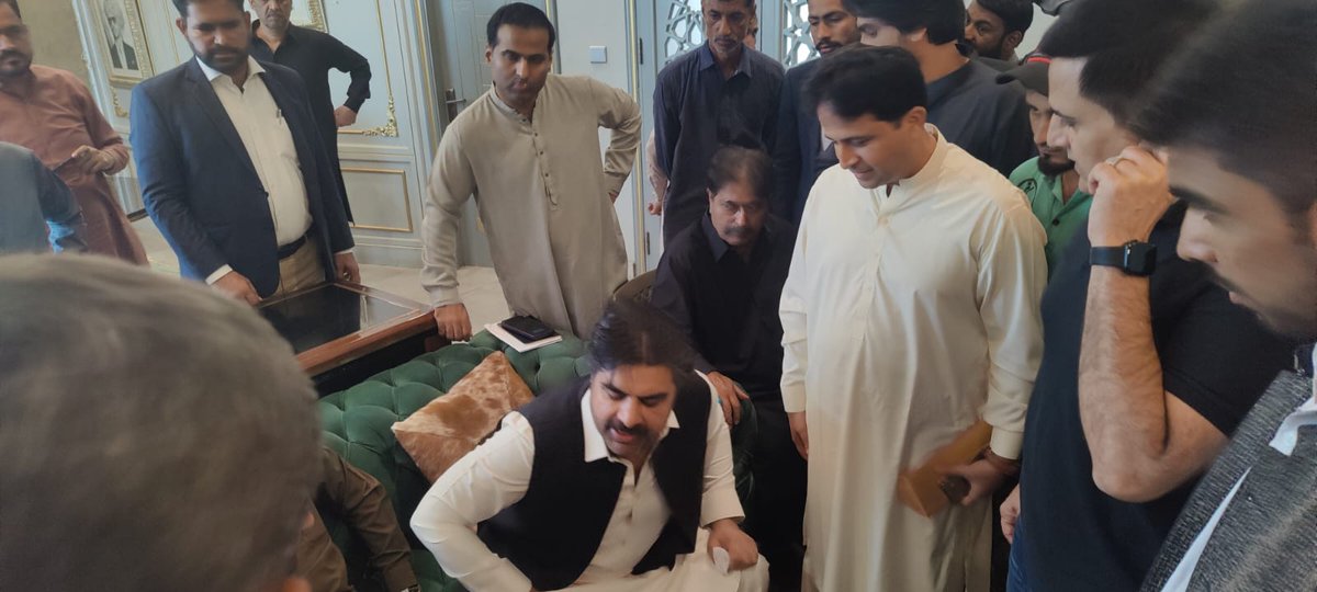 zainnoonari786's tweet photo. آج داؤد  انجینئرنگ یونیورسٹی کے کنٹریکٹ ایمپلائیذ کی ملاقات   وزیر بلدیات سندھ قابل احترام   ناصر حسین شاہ صاحب سے ہوئی  اور انہوں نے کنٹریکٹ ایمپلائز کے مسائل سنے ۰
#Cmsindh @BBhuttoZardari @MuradAliShahPPP
#regulariseDUETEmployees https://t.co/vgNrwyGGLr