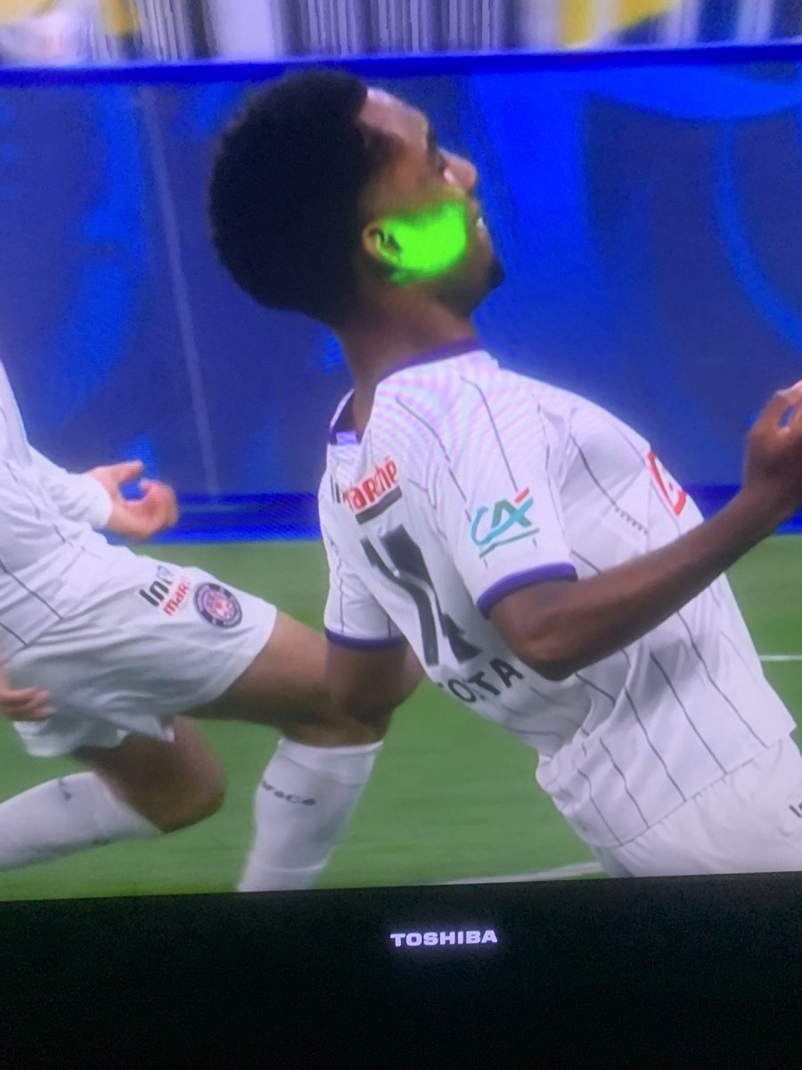 stephaneg_FR's tweet photo. #stadedefrance #FCNTFC #FinaleCoupedeFrance 

Ils interdisent les cartons rouges mais autorisent les lasers… https://t.co/EvwGi9npbm