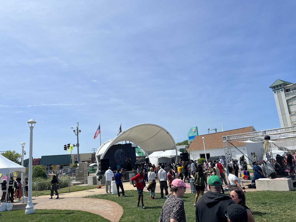 LivingLocalWAVY's tweet photo. Photos: Community Stages at 24th St. and 17th St. Check out the Love at First Site and Area 75 free events. #WAVYSITW @WAVY_News https://t.co/OEUgbuVlvR