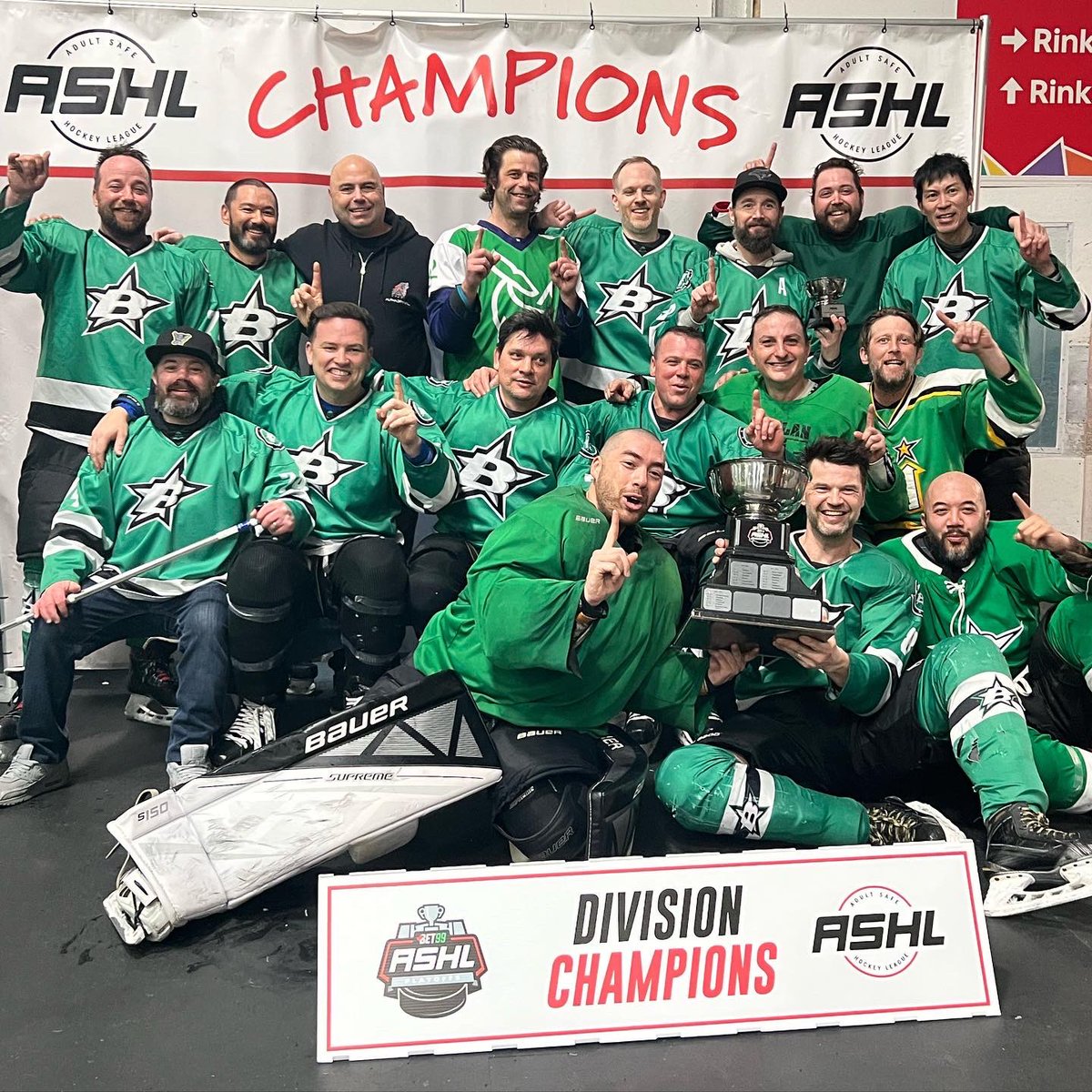 stephengillis's tweet photo. Job finished. 🏆

Benders are your 2022-23 @theASHL champs!

Fitting we wear green &amp; it’s #organdonation awareness month

Thx to my kidney donor Michael, I was able to share this amazing moment with my brothers💚

To register your decision visit @bc_transplant today

#hockey https://t.co/qqREM3OypX