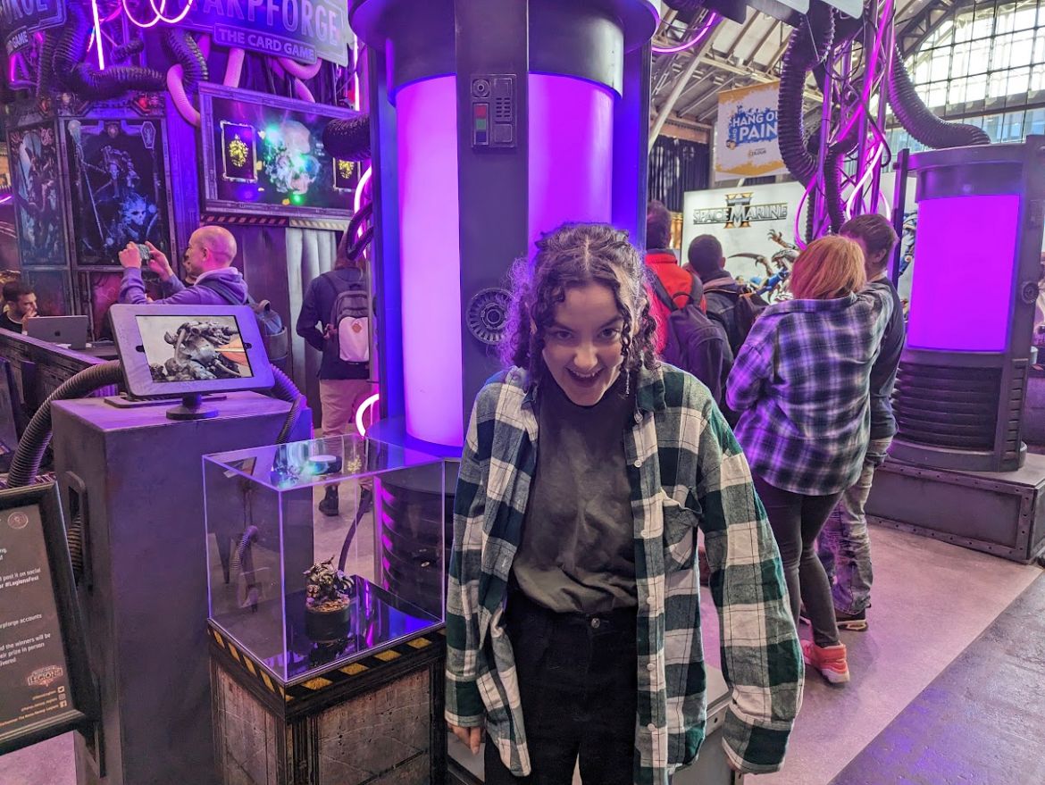 MrsMarySweet's tweet photo. @warpforge40k waarghhh, Lizzy is excited for warpforge #WarpforgeFest #LegionsFest https://t.co/bYIwHGFVEg