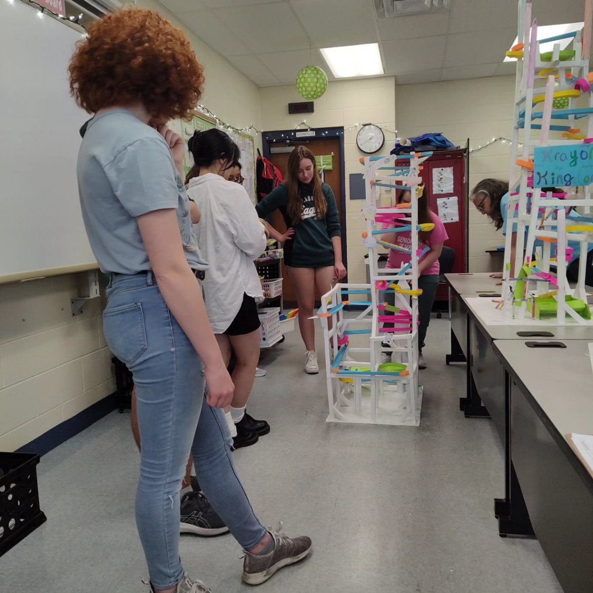 Thx to Mrs. Contratto's 7th bell Physics class @Kings_HS for visiting <a href="/TheAngieZ/">Angie Zlatic</a> class to give a marble demo. 🎢