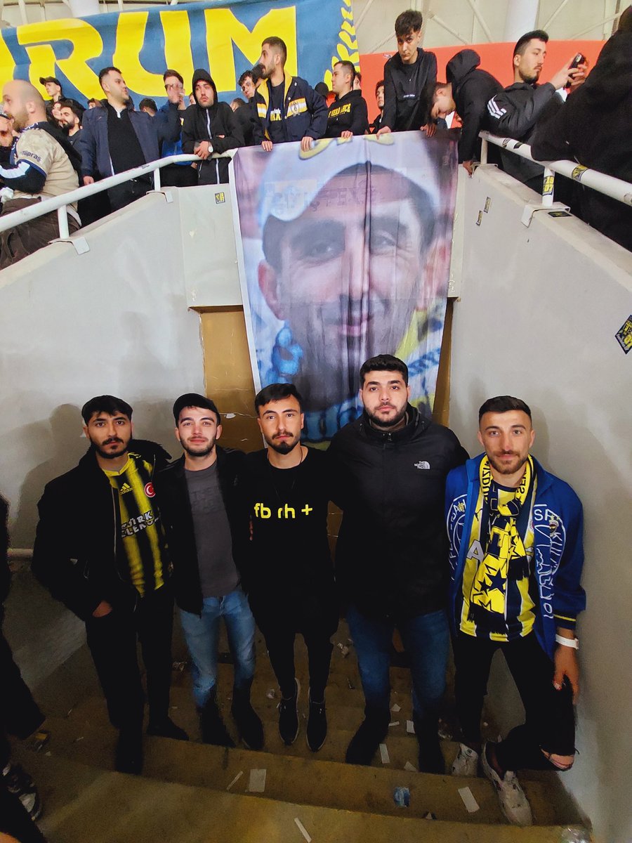 Gittiğin yerde yalnız kalma diye peşinden koşturduk geliyoruz.

Fenerbahçe'mizi sivasspor deplasmanında yalnız bırakmadık.

#UNIGFB