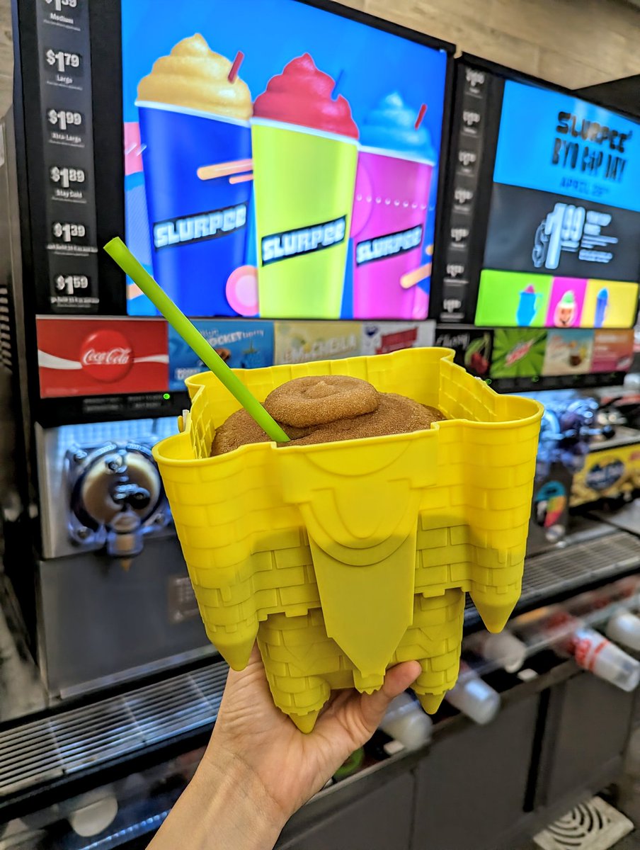 Happy #BYOCupDay, Florida style! 😎 
P.S. Best tasting sand ever! 🤣♥️

<a href="/slurpee/">Slurpee</a> <a href="/7eleven/">7-ELEVEn</a>