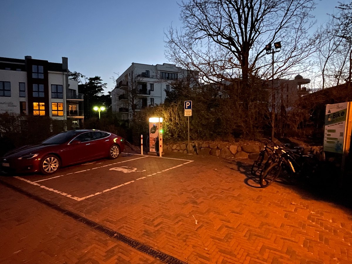 _tho_'s tweet photo. Eine Veränderung die mir in #baabe aufgefallen ist: Leih #ebikes neben der Ladestation. 👍 #ruegen https://t.co/iDsfVN3EmT
