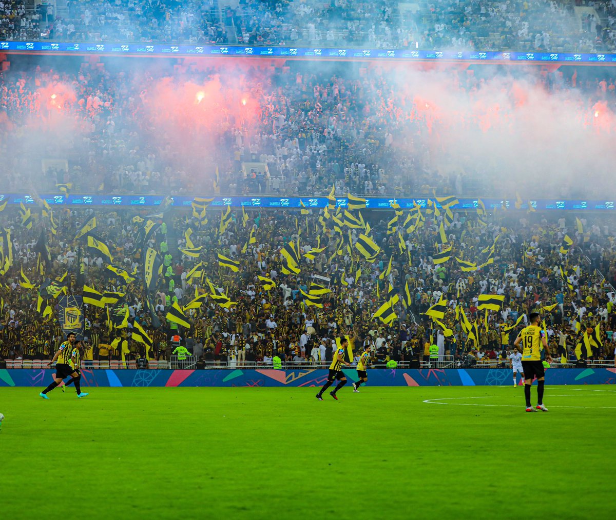 Mti115's tweet photo. الجماهير التي حضرت مباراة الاتحاد و العدالة في الدوري اكثر من حضور نهائي آسيا ، و جماهير أوراوا تهيمن على مدرجات الدرة. https://t.co/ulHr7mVc7k