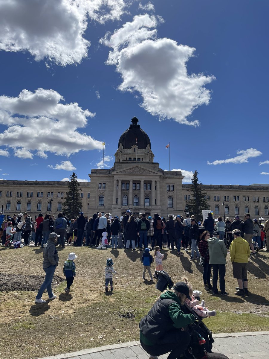 kris_wallington's tweet photo. Great to see some of my uni friends #MakeNoise4ed in Regina today! https://t.co/GPbJjqZmpM