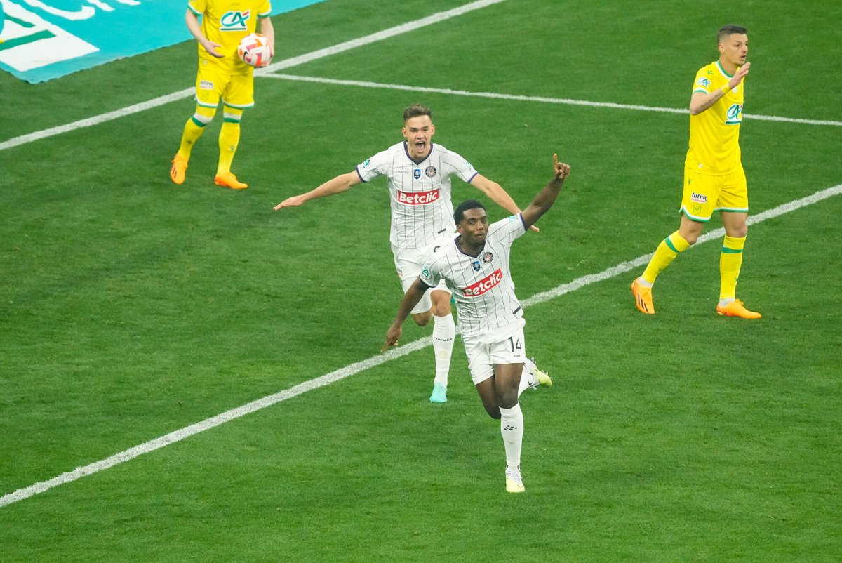 ActuFoot_'s tweet photo. 04' ⚽️ Nantes  0-1  Toulouse
10' ⚽️ Nantes  0-2  Toulouse
23' ⚽️ Nantes  0-3  Toulouse

Le Téfécé est en train de tuer le suspense. 🤯 https://t.co/qioD23NMpU