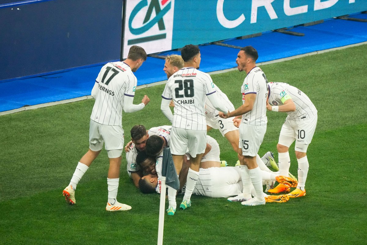 ActuFoot_'s tweet photo. 04' ⚽️ Nantes  0-1  Toulouse
10' ⚽️ Nantes  0-2  Toulouse
23' ⚽️ Nantes  0-3  Toulouse

Le Téfécé est en train de tuer le suspense. 🤯 https://t.co/qioD23NMpU