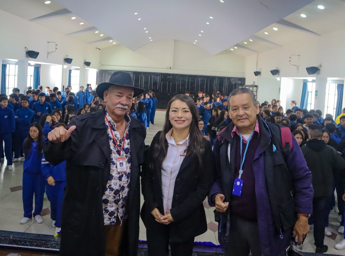 enfoque_soacha's tweet photo. Muchas gracias al Colegio Bolívar de #Soacha, a sus directivas y docentes por la invitación al lanzamiento de la emisora escolar 🎙️"Conéctate Bolívar". Compartimos junto con otros invitados, las experiencias y vivencias desde la comunicación.
#Comunicación #EmisoraEscolar https://t.co/Y6q32ZzloG