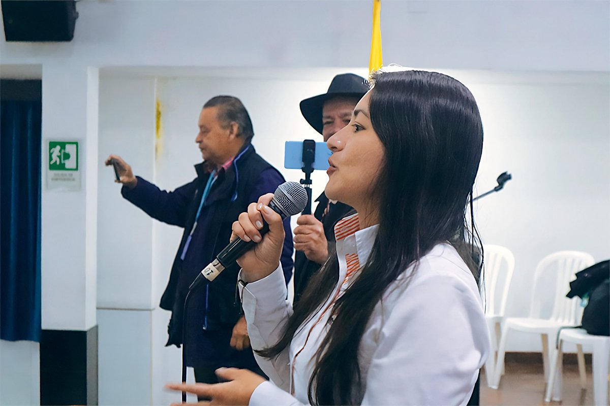 enfoque_soacha's tweet photo. Muchas gracias al Colegio Bolívar de #Soacha, a sus directivas y docentes por la invitación al lanzamiento de la emisora escolar 🎙️"Conéctate Bolívar". Compartimos junto con otros invitados, las experiencias y vivencias desde la comunicación.
#Comunicación #EmisoraEscolar https://t.co/Y6q32ZzloG