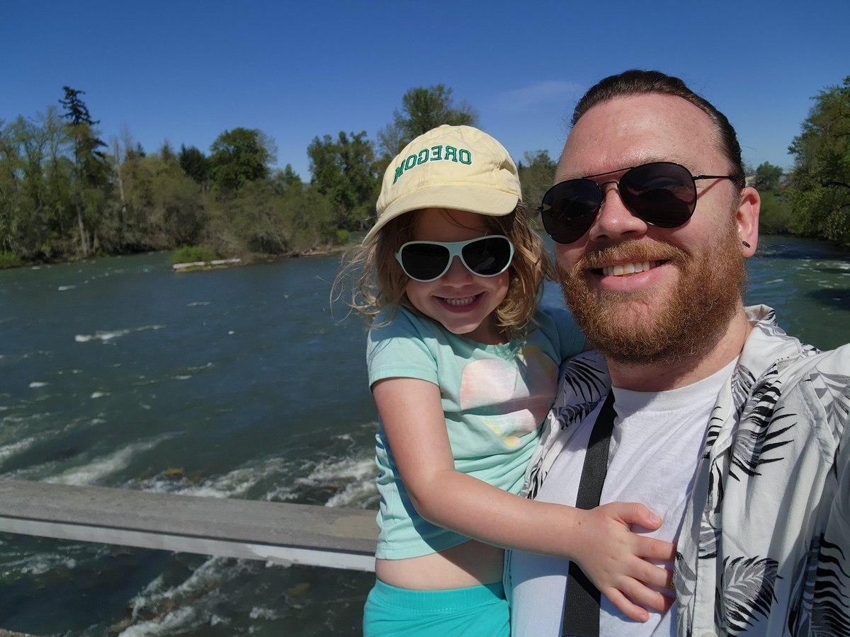 NahmenPlays's tweet photo. This is the cherry on top of the amazing sundae this week has been. My daughter's first time at Autzen for the #OregonSpringGame https://t.co/PErTqAOiha