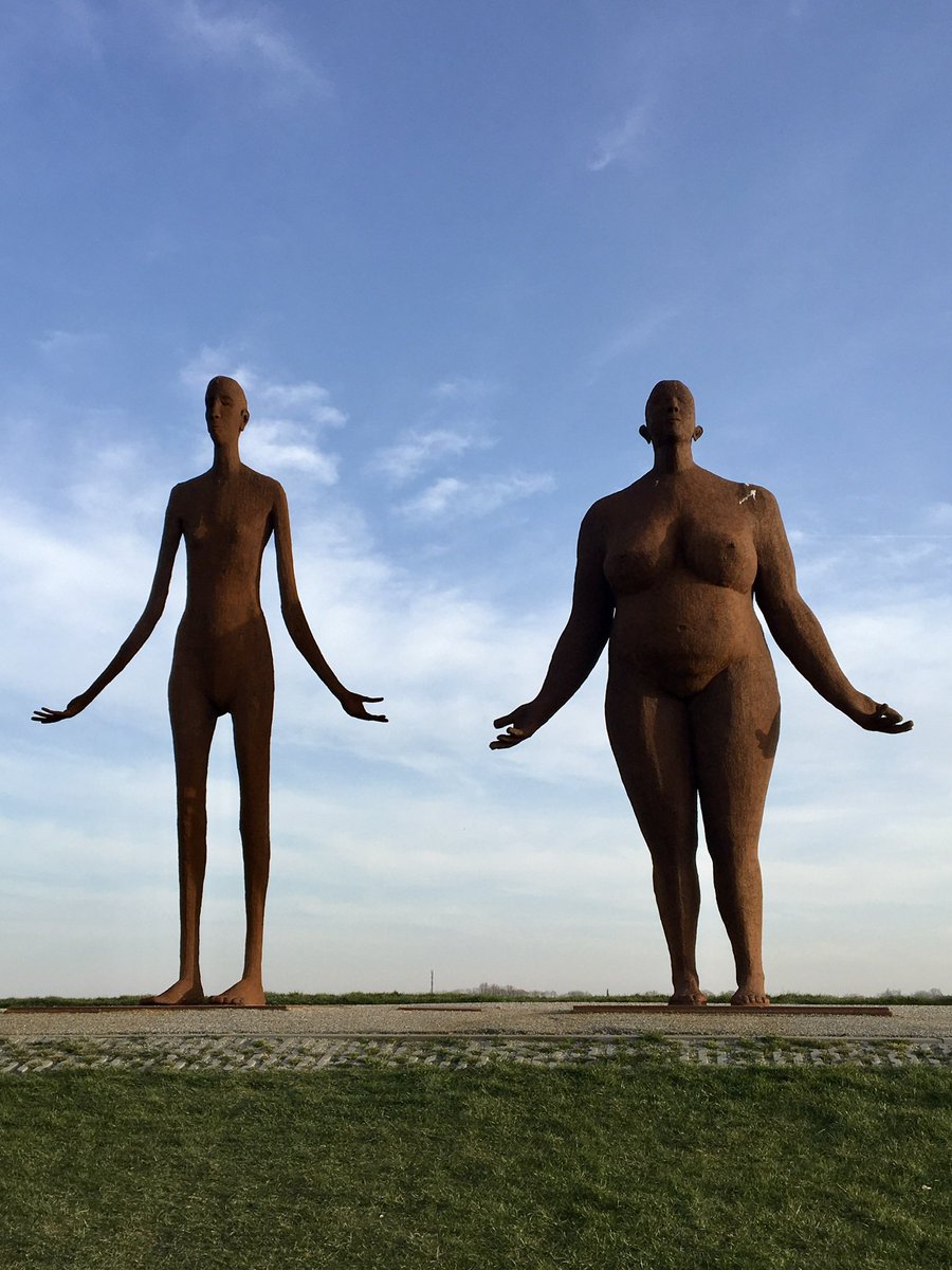 MiekePoiesz's tweet photo. Dag 29 van #fotochallenge #camer_a_pril een initiatief van @jolandabrwr met vandaag als onderwerp #inbeeld Nog een dan die ik zelf erg mooi vind. Deze dames staan in Holwerd in Friesland: βWachten op hoog waterβ, van kunstenaar Jan Ketelaar. Een volle vrouw en een dunne vrouw. https://t.co/F6Az16LpJ2