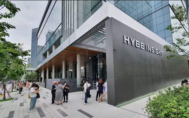 KoreaPortal's tweet photo. Employees of HYBE are Facing Investigation Related to ‘Utilizing Insider Information’

https://t.co/hVLIjYRtO6 https://t.co/027gIfgePT