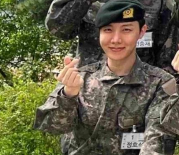 KoreaPortal's tweet photo. BTS Member J-Hope Releases Latest Army Photos

https://t.co/mY8J3G3NWJ https://t.co/YdiB3bIxNc