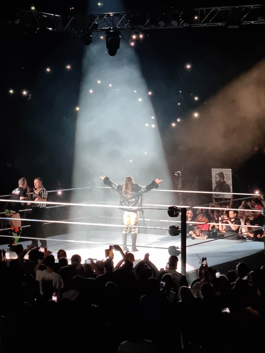 UniversCatch's tweet photo. Le flow de cette photo est dingue. #WWEParis https://t.co/xBwpuXgB8G