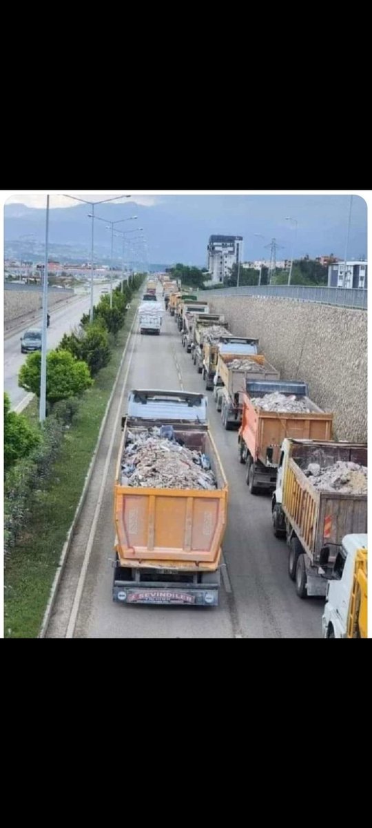 Biz hala geceleri uyuyamıyoruz. Siz hiç bi şehrin kamyon kamyon taşındığını gördünüzmu? Anılarımizi sevdiklerimizi kaybettik. Artık bizim de iyi haberler almaya ihtiyacımız var.
#meb4il2ilceyesartsıztayin 
<a href="/prof_mahmutozer/">Mahmut Özer</a> <a href="/tcmeb/">Millî Eğitim Bakanlığı</a>