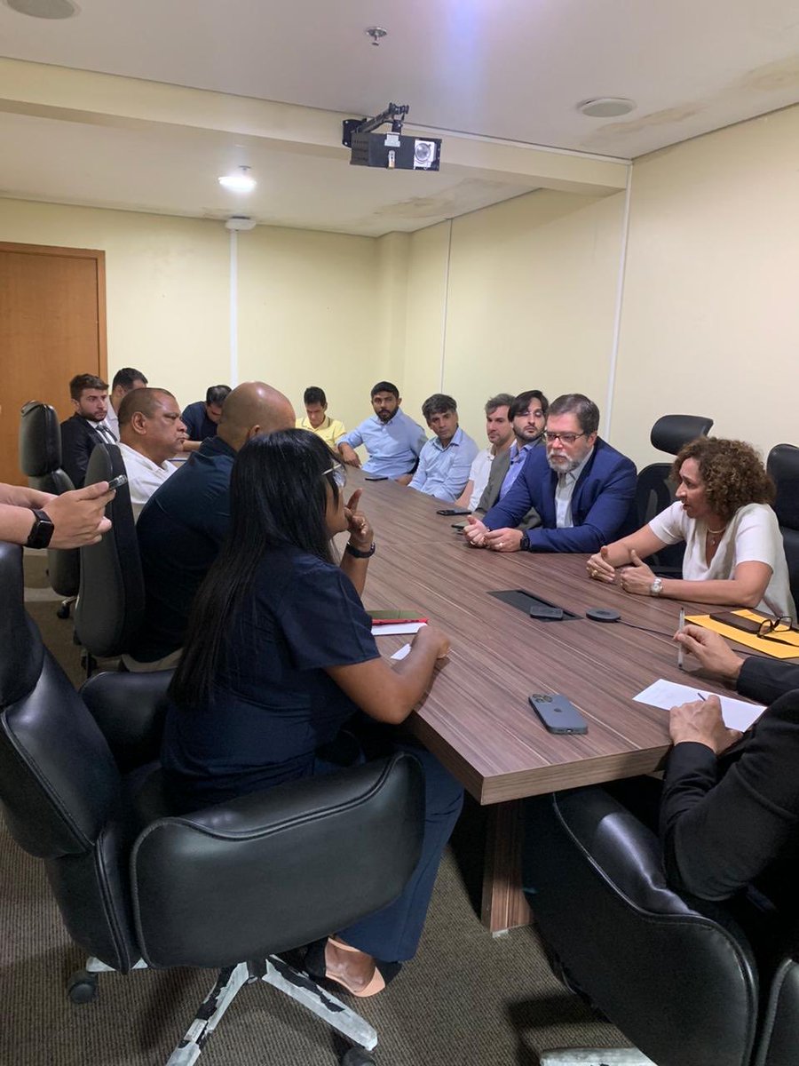 setsaoluis's tweet photo. SET e Rodoviários em negociação esta tarde, no MPT/MA - Calhau, para tentar acordo e por fim à grave no transporte público de São Luís. https://t.co/IfQKXNNa0C