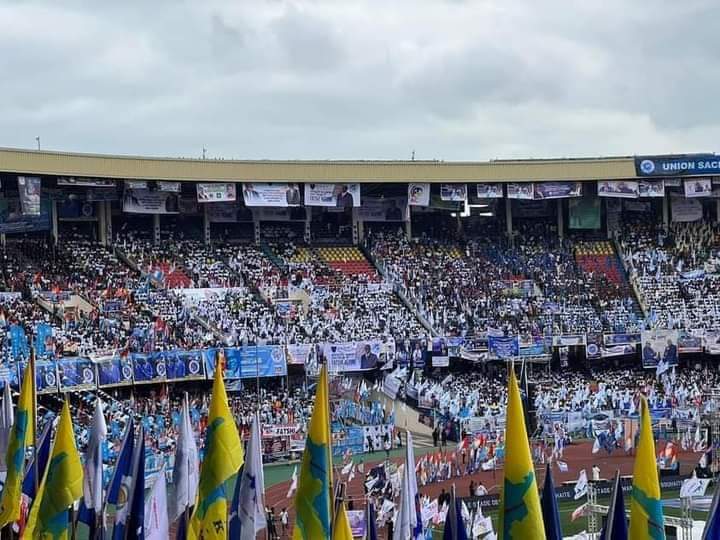 AristoteKabuika's tweet photo. #RDC Qu'on se le dise sincèrement : quelle différence y a t il  entre  la sortie officielle de #ACP de @NgobilaM #STDM et celle de l'union sacrée de ce jour avec une bagatelle de 500 partis politiques,sous le leadership de @fatshi13 , avec de gros  moyens enjeux ? #monde @OkendeC https://t.co/xjRCnrZk7t