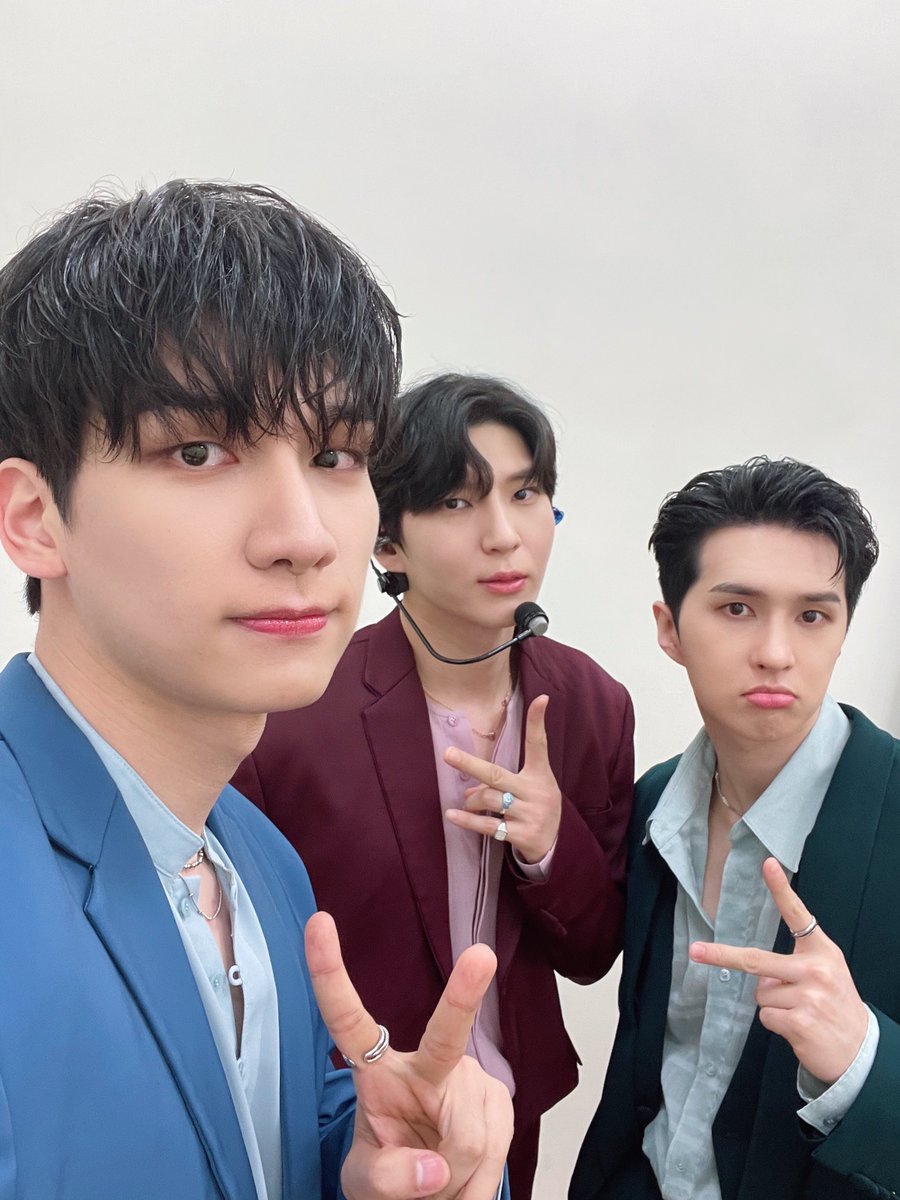 RealVIXX's tweet photo. 2023 VIXX LEO KEN HYUK FAN-CONCERT [ING : As Always] in KAOHSIUNG

자랑스러운 우리 별빛💫
빅스의 마음도 별빛을 향해 있어❤️💚💙
 #빅스 #VIXX #레오 #LEO #정택운 #켄 #KEN #이재환 #혁 #HYUK #한상혁 #ING #As_Always https://t.co/XnKLz1MkCq