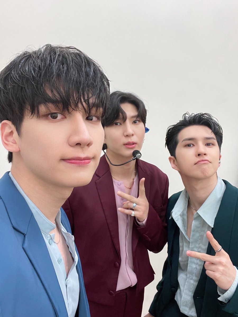 RealVIXX's tweet photo. 2023 VIXX LEO KEN HYUK FAN-CONCERT [ING : As Always] in KAOHSIUNG

자랑스러운 우리 별빛💫
빅스의 마음도 별빛을 향해 있어❤️💚💙
 #빅스 #VIXX #레오 #LEO #정택운 #켄 #KEN #이재환 #혁 #HYUK #한상혁 #ING #As_Always https://t.co/XnKLz1MkCq
