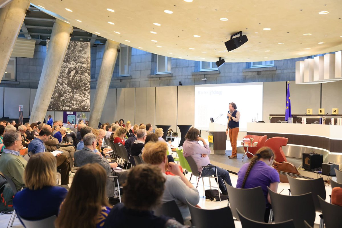 svengatz's tweet photo. De tweejaarlijkse schrijfdag van Creatief Schrijven, dat in het Vlaams Parlement z’n 20ste verjaardag vierde, was een enorm succes, want helemaal uitverkocht. Het was een feest om onder beroemde schrijvers, amateur-schrijvers en aspirant-schrijvers te zijn. #Betalky https://t.co/ljbRUAQHey