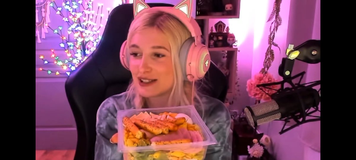 elodevotv's tweet photo. Ma princesse 🥰🥰 @DevovoTV #devovotv #dovovo #devoyoutube 💕🧊 https://t.co/6ZyEnuUECp