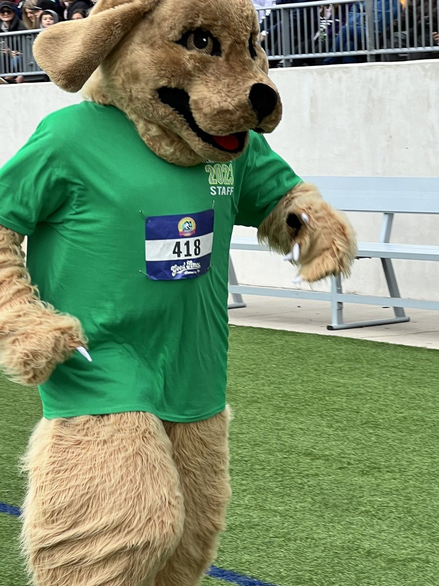 KarenMuller21's tweet photo. Another great day in Katy ISD! Today was the culmination of students reading at least 26 books, doing 26 good deeds, and running 26 miles!!! Great job!!! #katyisd_elemc #ReadDeedRun https://t.co/pvcJuzDwub