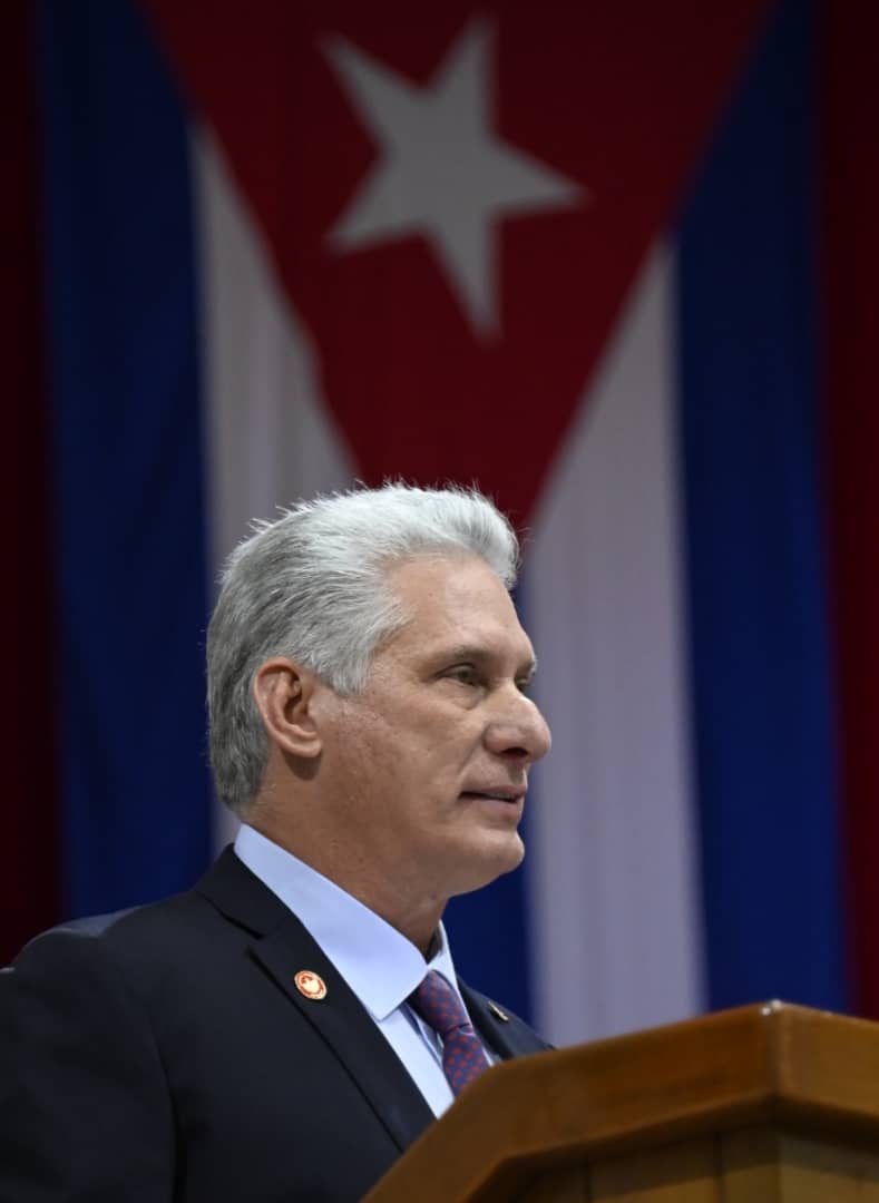 .<a href="/DiazCanelB/">Miguel Díaz-Canel Bermúdez</a>: "Un día (...) tendrá q cesar la política de la hegemonía; el multilateralismo ocupará su espacio y #Cuba podrá probar hasta dónde puede llegar una nación de gente noble, creativa y talentosa unida en torno a objetivos claros, si se le libera de presiones y bloqueos"
