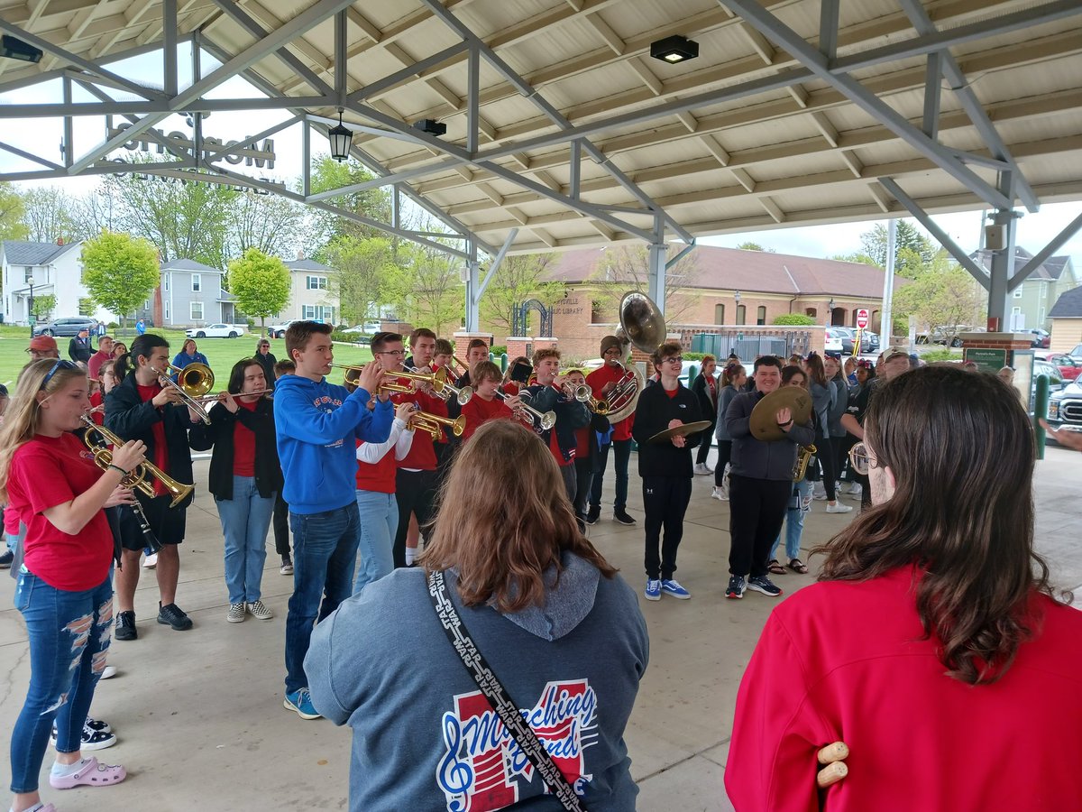 SraSeay's tweet photo. Rallying for the #mevsd levy. Remember to vote yes on May 2! @MarysvilleEVSD @MarysvilleECHS https://t.co/gwTQt8goii