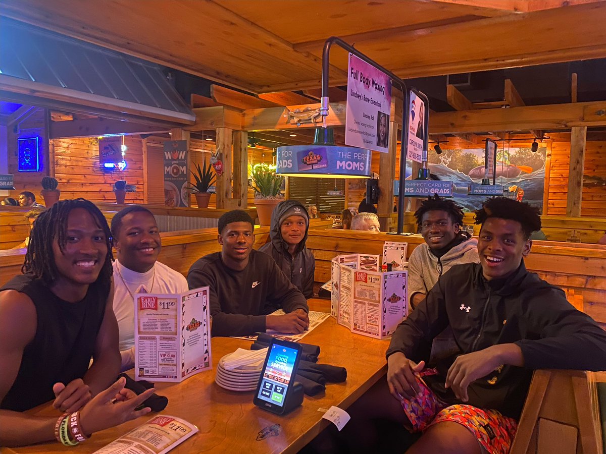 Some of the DB’s wrapped up the first week of spring ball eating good <a href="/texasroadhouse/">Texas Roadhouse</a> 

#Family
#ZooLife