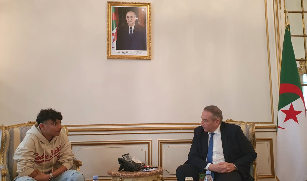ambalgerieparis's tweet photo. L'Ambassadeur Saïd Moussi reçoit le jeune prodige  #ChakibBaho. À 15 ans, il est déjà l'auteur du livre à succès L'ascension des damnés. Notre compatriote nourrit l'ambition d'aller plus loin. Un avenir plein de promesses l'attend! Tous nos vœux de succès Chakib. #Littérature #DZ https://t.co/ic5f5Z2rAO