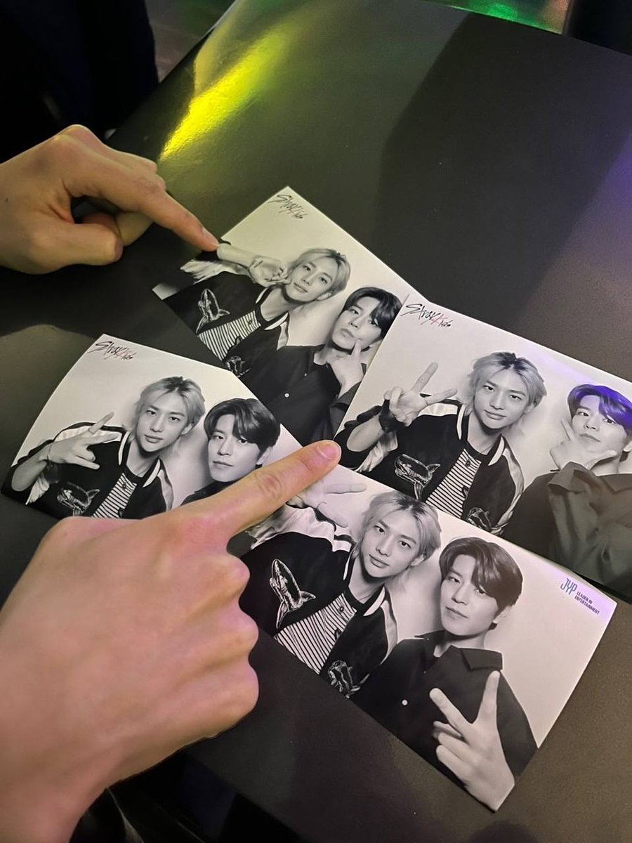 — что это вы тут делаете? – поинтересовался джисон, проходя в комнату, и с интересном смотря на хёнджина и чанбина, что рассматривали какие-то фотографии.↓

#hyunminau #hyunmin &amp; #minsung #minsungau