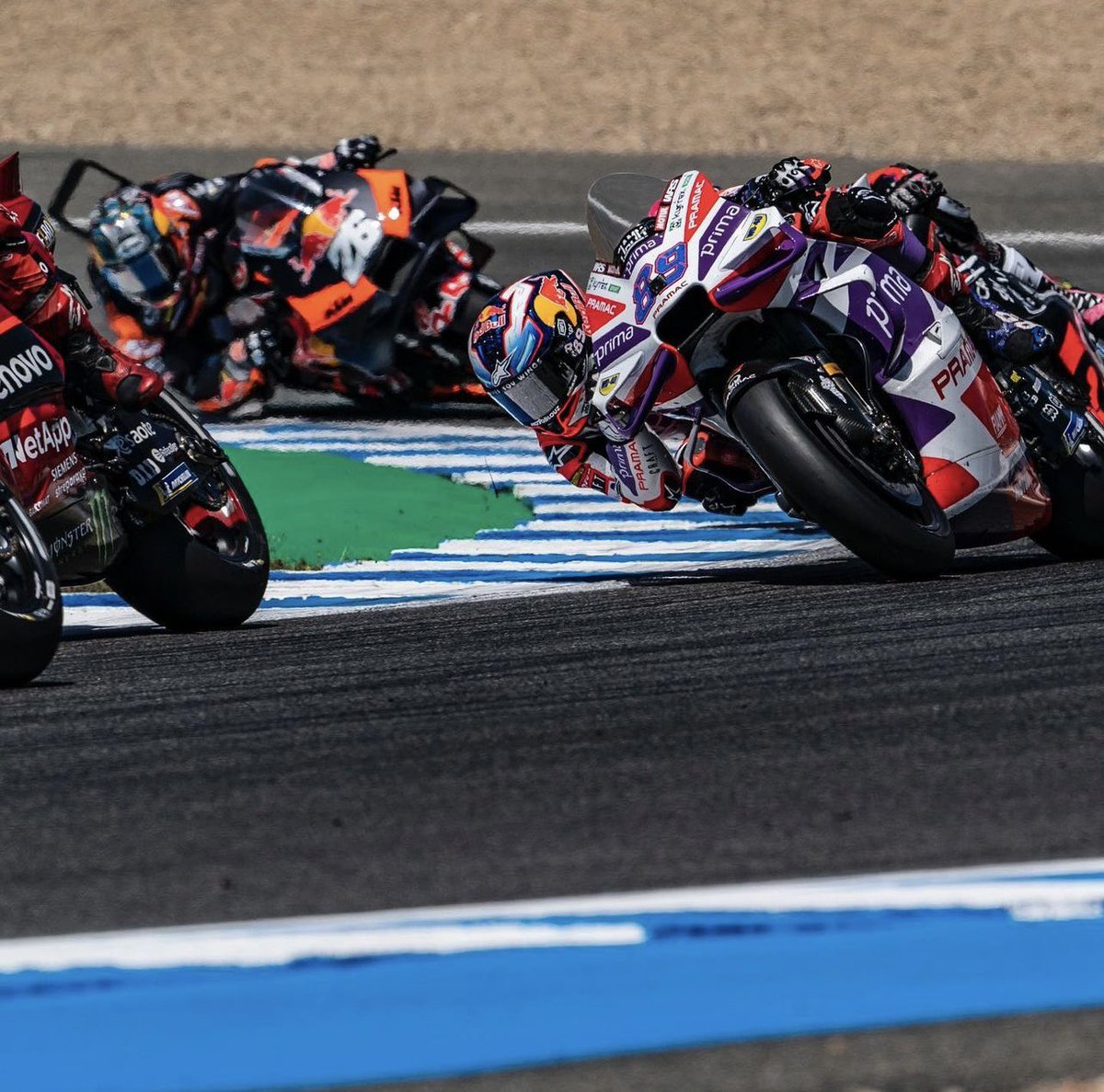 Peleando hoy en la Sprint con una P4! Como mola pasar por nieto y Peluqui! 🇪🇸🇪🇸Problemas con la goma delantera pero estamos ahí para mañana ✊🏽🔥