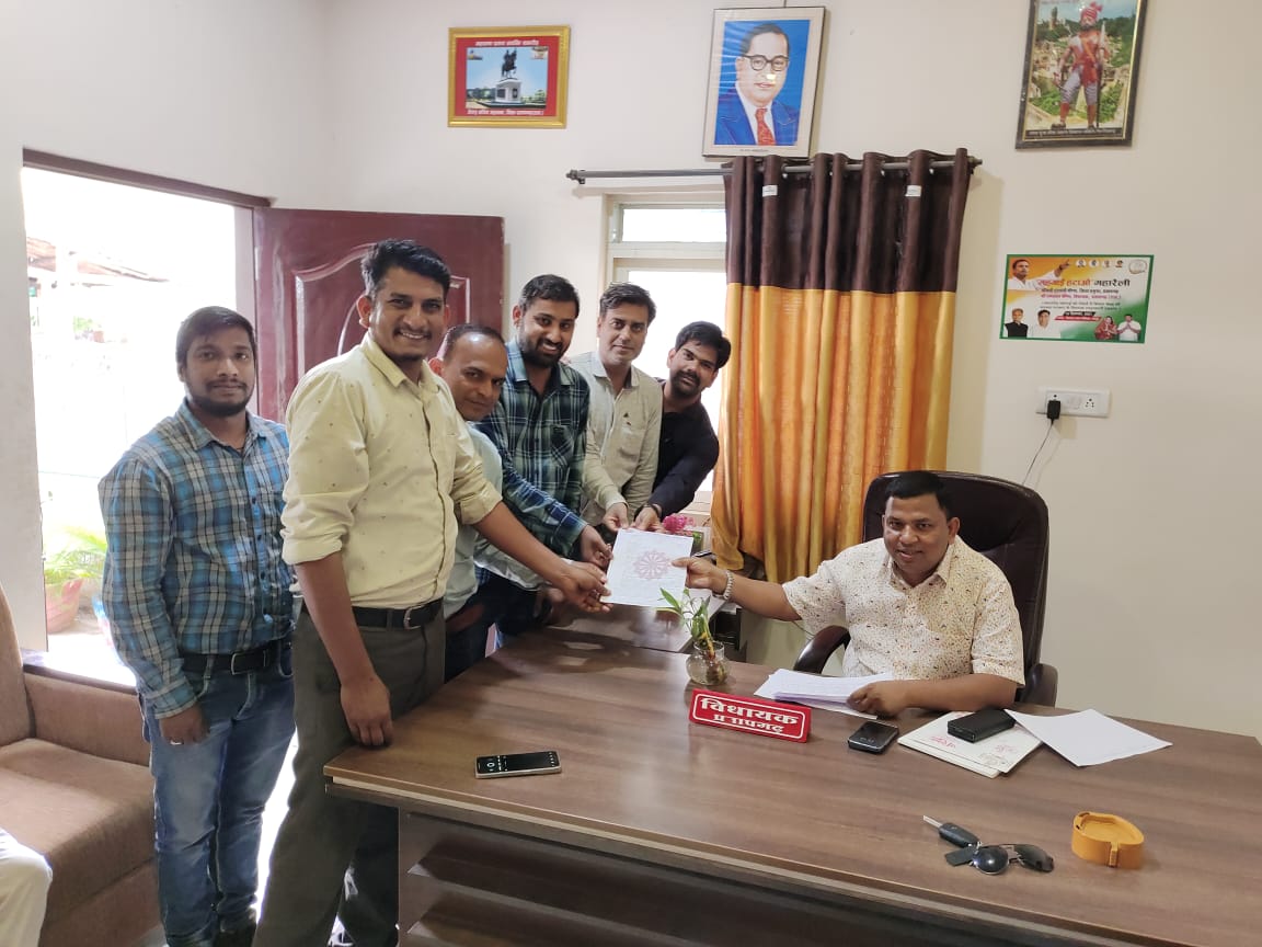 Janwa_KL's tweet photo. आज @It_Union_PTG द्वारा प्रतापगढ़  विधायक @RamlalMeenaINC को ज्ञापन सौप कर @IA_Union की माँ एवम वर्तमान आंदोलन के बारे में अवगत करवाया. विधायक महोदय ने माननीय मुख्यमन्त्री @ashokgehlot51 को पत्र लिख कर संघ की मांगों पर सहानुभूति पूर्वक निर्णय करने की अभिशंषा की। https://t.co/JTtK18xnFw