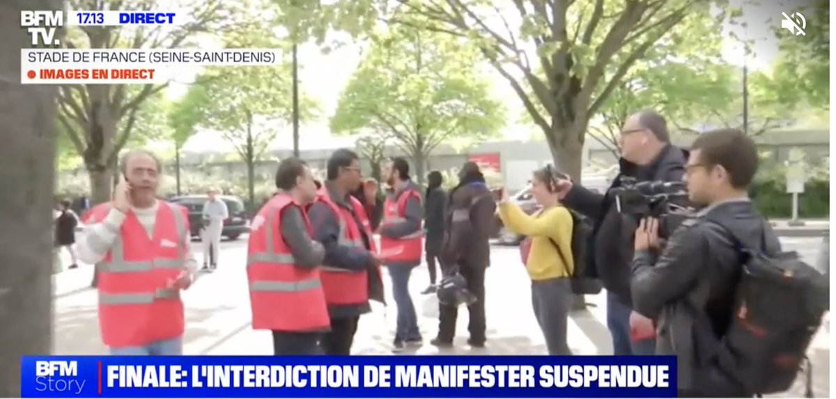 tcabarrus's tweet image. Il y a plus de vidéastes, de caméramen et de photographes que de #syndicalistes qui distribuent des #CartonsRouges et des #sifflets aux abords du #StadedeFrance. 😩