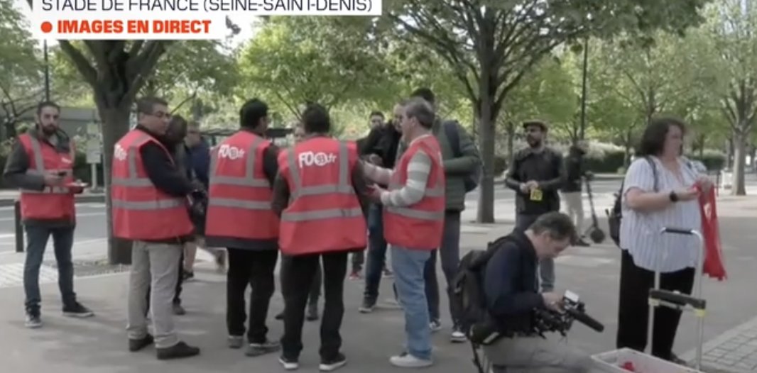 tcabarrus's tweet image. Il y a plus de vidéastes, de caméramen et de photographes que de #syndicalistes qui distribuent des #CartonsRouges et des #sifflets aux abords du #StadedeFrance. 😩