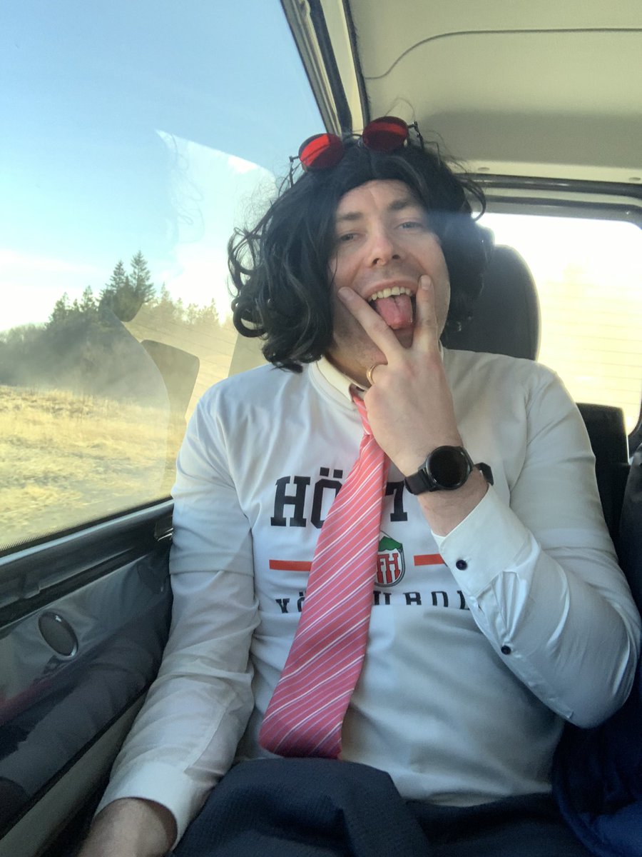 Viðar Steggur Hafsteinsson mættur í Skagafjörð. Styður stólana í kvöld #körfubolti #ble <a href="/tommisteindors/">Tómas</a>