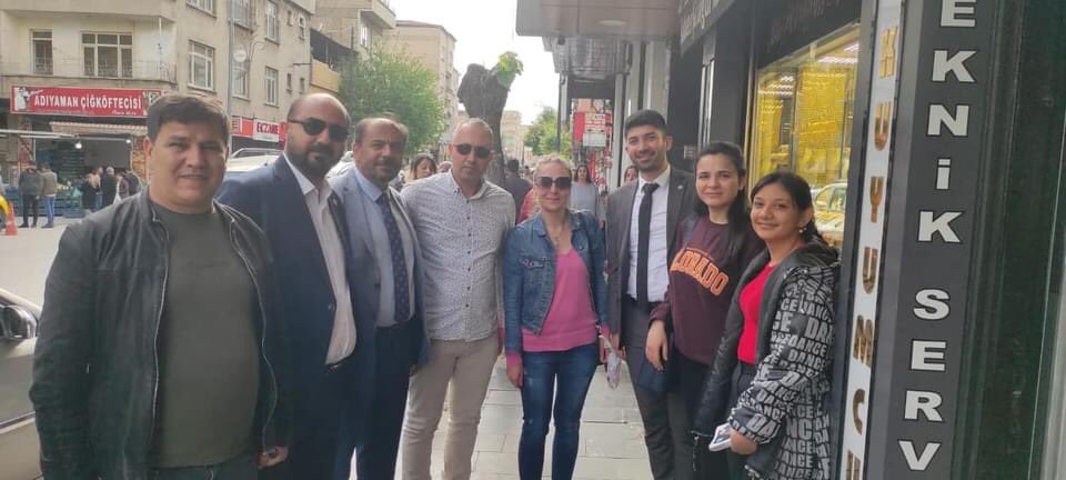iyipar's tweet photo. Yönetim kurulu üyelerimiz,İl teşkilatı ve milletvekili adaylarımızla birlikte Karşıyaka Korutürk caddesinde esnaf ziyareti yaptık.
@iyiparti @meral_aksener @MehmetBasaran27 @UGUR__POYRAZ @senolsunat https://t.co/PlogYOTi5C