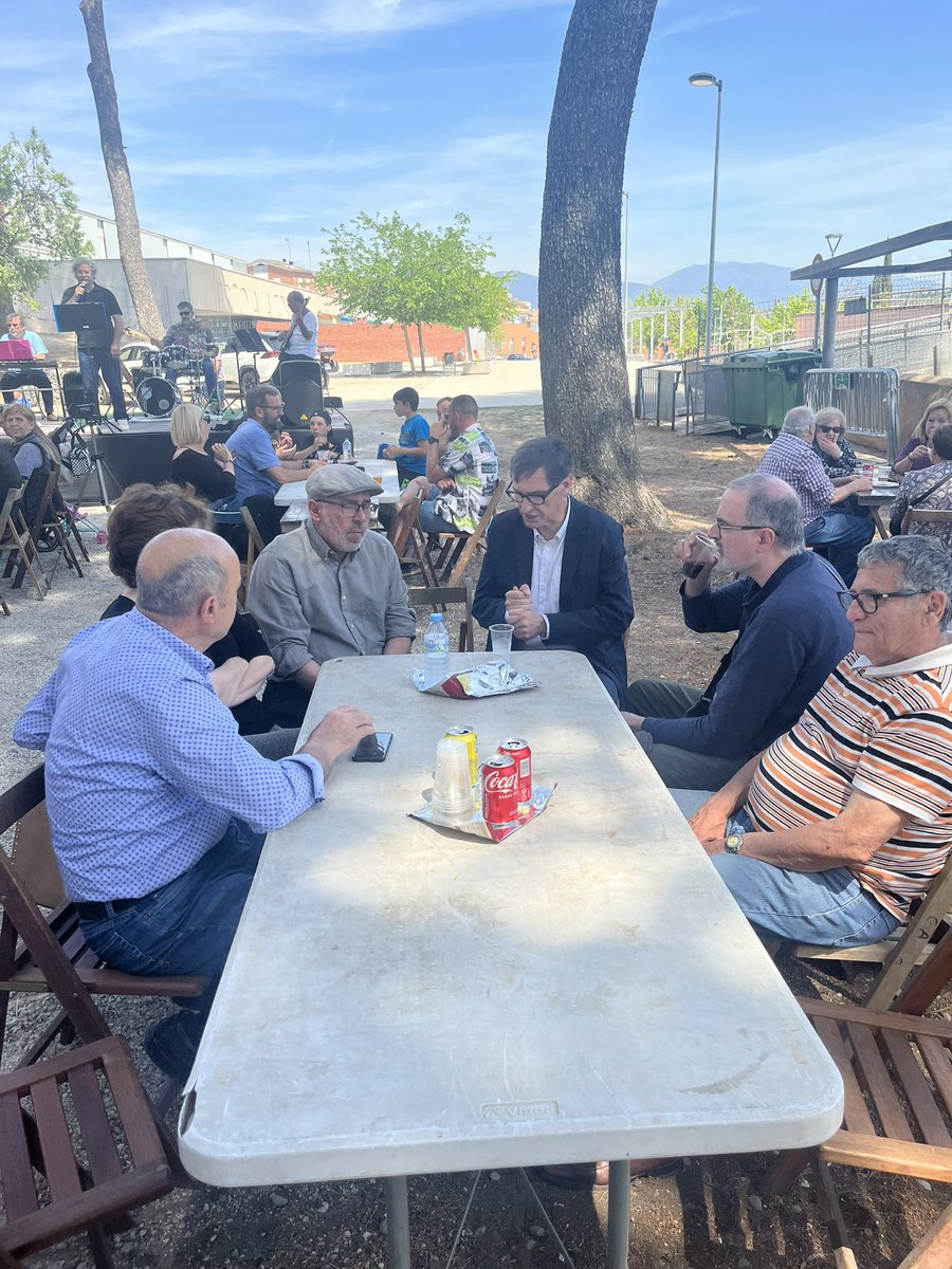 PSClaRoca's tweet photo. 🌹 Aquest migdia hem pogut disfrutar del vermut popular de la Festa de la Creu de La Torreta organitzat pels veïns i veïnes.

Ens ha acompanyat @salvadorilla Primer Secretari dels @socialistes_cat, company i veï de la Roca.

#tornalaroca #larocadelvalles https://t.co/SxO4NQ9X00