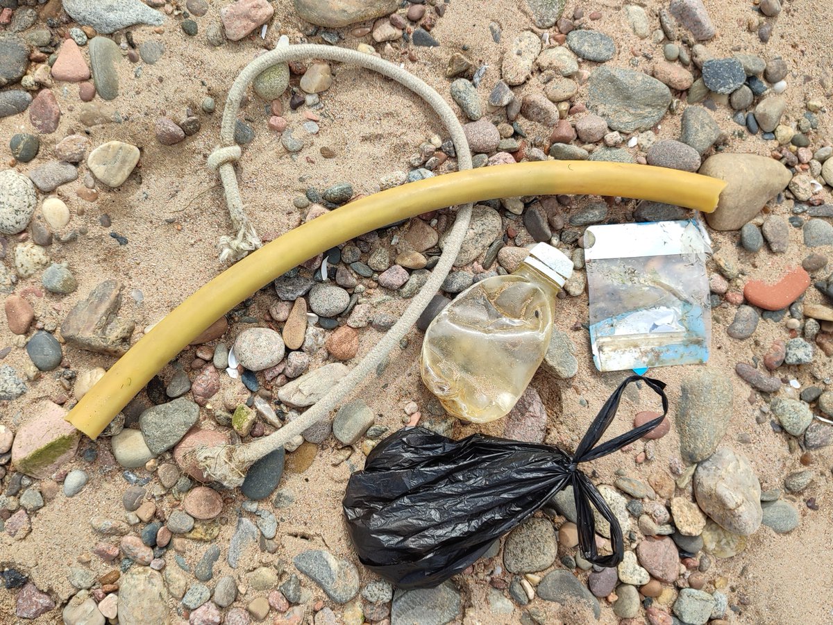 A very quick #2minutelitterpick today.#beachclean #lovewhereyoulive@Plasticsimpact @KeepBritainTidy @ScotCoastClean @2minuteHQ @KSBScotland