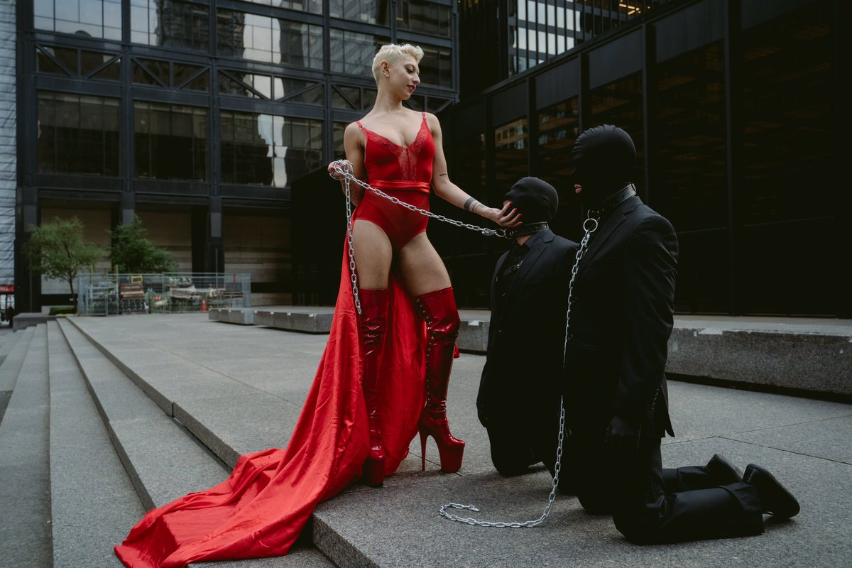 TheNonBinaryDom's tweet photo. Would you ever go for a walk with me down down Bay St? 

I just wanna show off the goods 😈🖤

📸 @TeenyTinyTaylor https://t.co/hX2MarKUEu