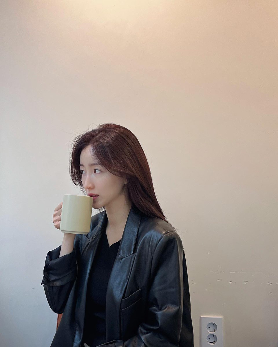 Todaybora's tweet photo. 우리들의 작지만 강한 리더 하나이자 호기심 많은 라쿤이자 다정한 친구같은 보라이기도 한 신연서 배우님.. 💜🐰💜
올해도 매일이 새롭고 모든 세상이 빛나는 영감 가득한 하루였으면 좋겠어. 생일 축하해요 내 영원한 아이돌 ! https://t.co/UVEXzqPW2e