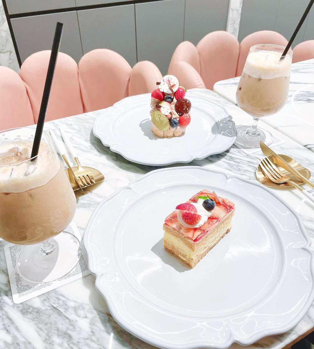 anir_diary_'s tweet photo. 間違いなく大阪で1番可愛いカフェここ🧁🍒もう何度リピしてるか分からないほど大好きな北新地にあるパティスリー"POIREdejunesse"🤍マカロンみたいなソファ×大理石テーブルが可愛くスイーツはどれも絶品🍴23:00まで空いてるからご飯後や仕事終わりの夜カフェにもピッタリ♩アイコンもここで撮ったの🎀 https://t.co/R2TwHL4o2t
