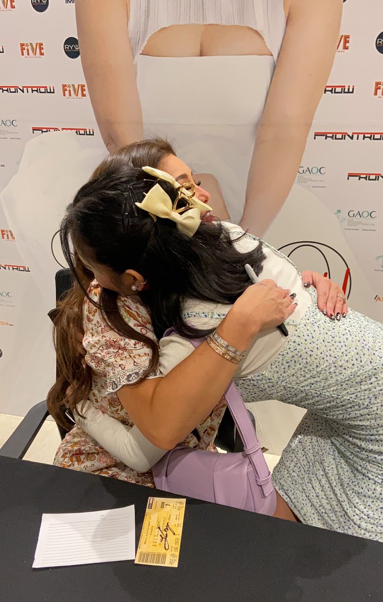 queenrva_'s tweet photo. “Blessed beyond Measure.”

Unexpected and unforgettable moment. My heart is full of happiness right now, finally I got the chance to hugged you ate @reginevalcasid. Thank you Lord for this blessing once again. 

Another core memory this year ! 

Queen REGINE SOLOday2
#SOLOagain https://t.co/kDVntGLPPK