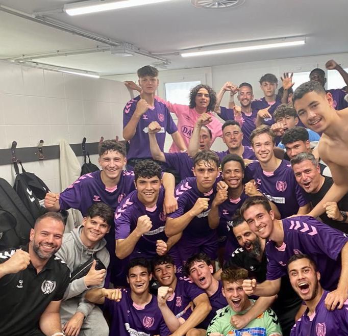 CELHFutbolBase's tweet photo. [MARCADOR JUVENIL]

🏆 Preferent G4. J27
✅️ @CFDamm 1-3 JA
⚽️ Elliot Cervellera 18'
⚽️ Kirill Sakson 60'
⚽️ Mesfin Roda 76'

✌️L'equip de @ton1pons segueix viu en la lluita per l'ascens, a falta de 3 jornades per al final.

#SomhiHospi #SomFutur⚪️❤️ https://t.co/PMGubyfnpP