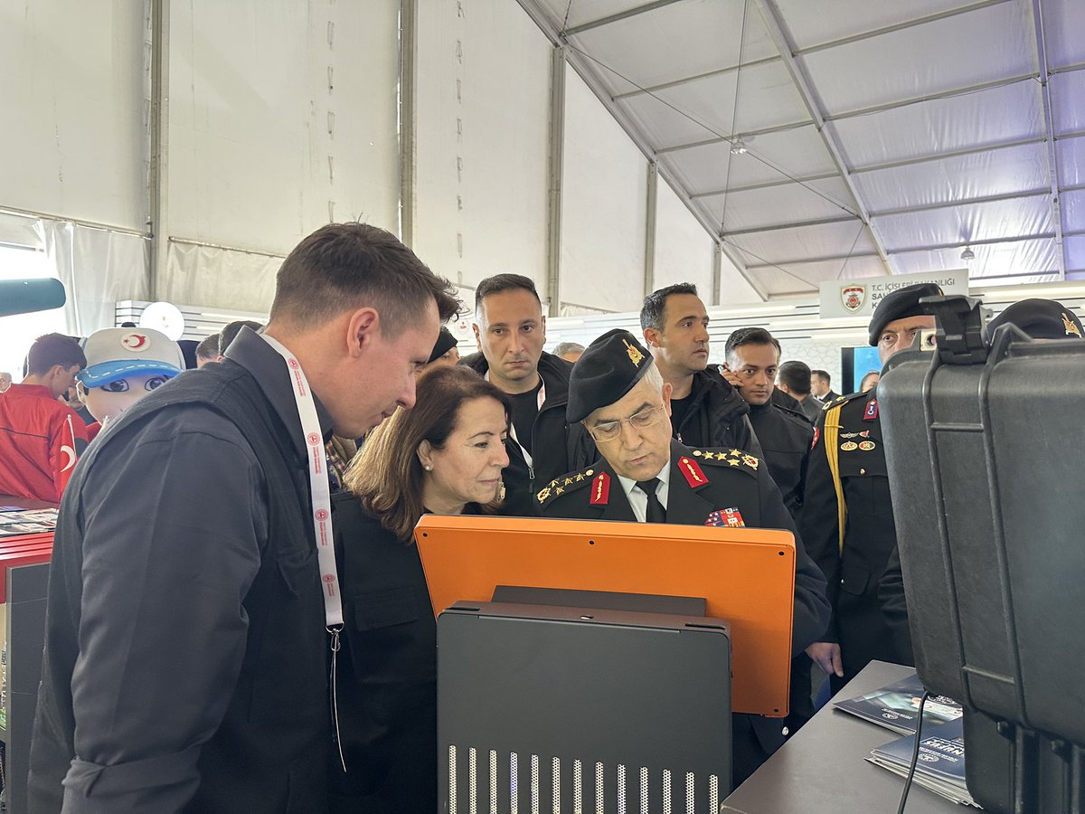 TEKNOFEST’te standımızı ziyaret eden Jandarma Genel Komutanı Sayın Orgeneral Arif ÇETİN, sunduğumuz hizmetler hakkında bilgi aldı.

<a href="/teknofest/">TEKNOFEST</a> 
#TEKNOFEST 
#HayatınızınHerAnında