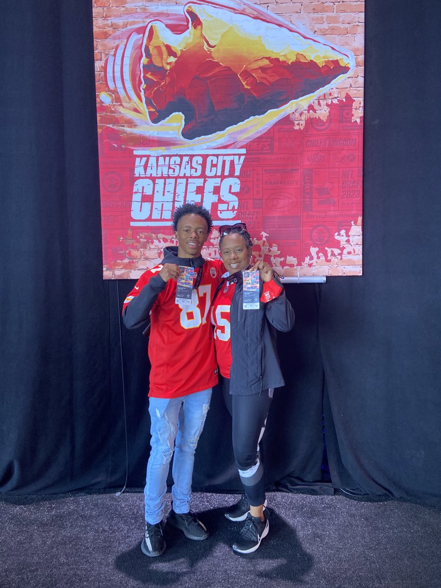 jayden_hasam's tweet photo. #NFLDRAFT LETS GOOOO! https://t.co/Jg9GwUnpMa